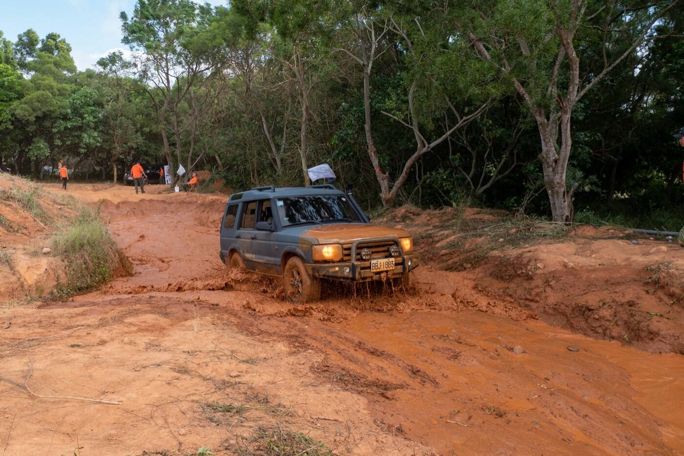 LAND ROVER DEFENDER PIAA 輔助燈實裝（7/9）