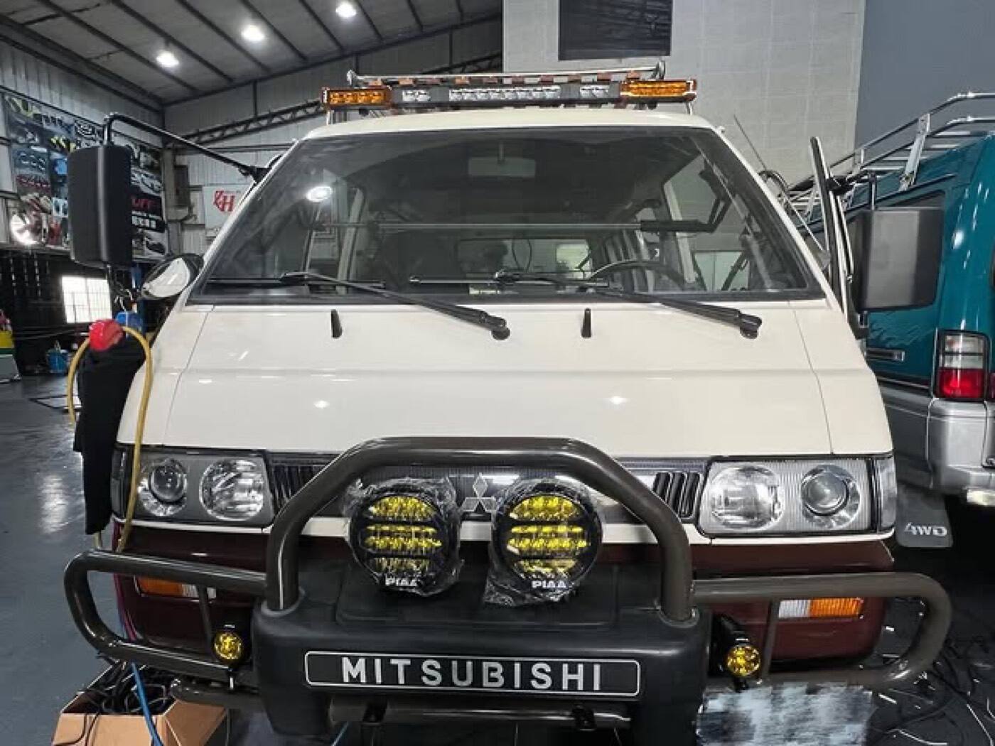 MITSUBISHI DELICA 得利卡 PIAA 輔助燈實裝（4/10）