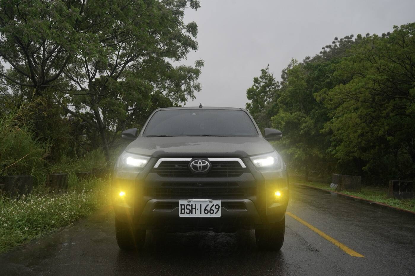 TOYOTA HILUX 海力士 PIAA 輔助燈實裝（2/10）