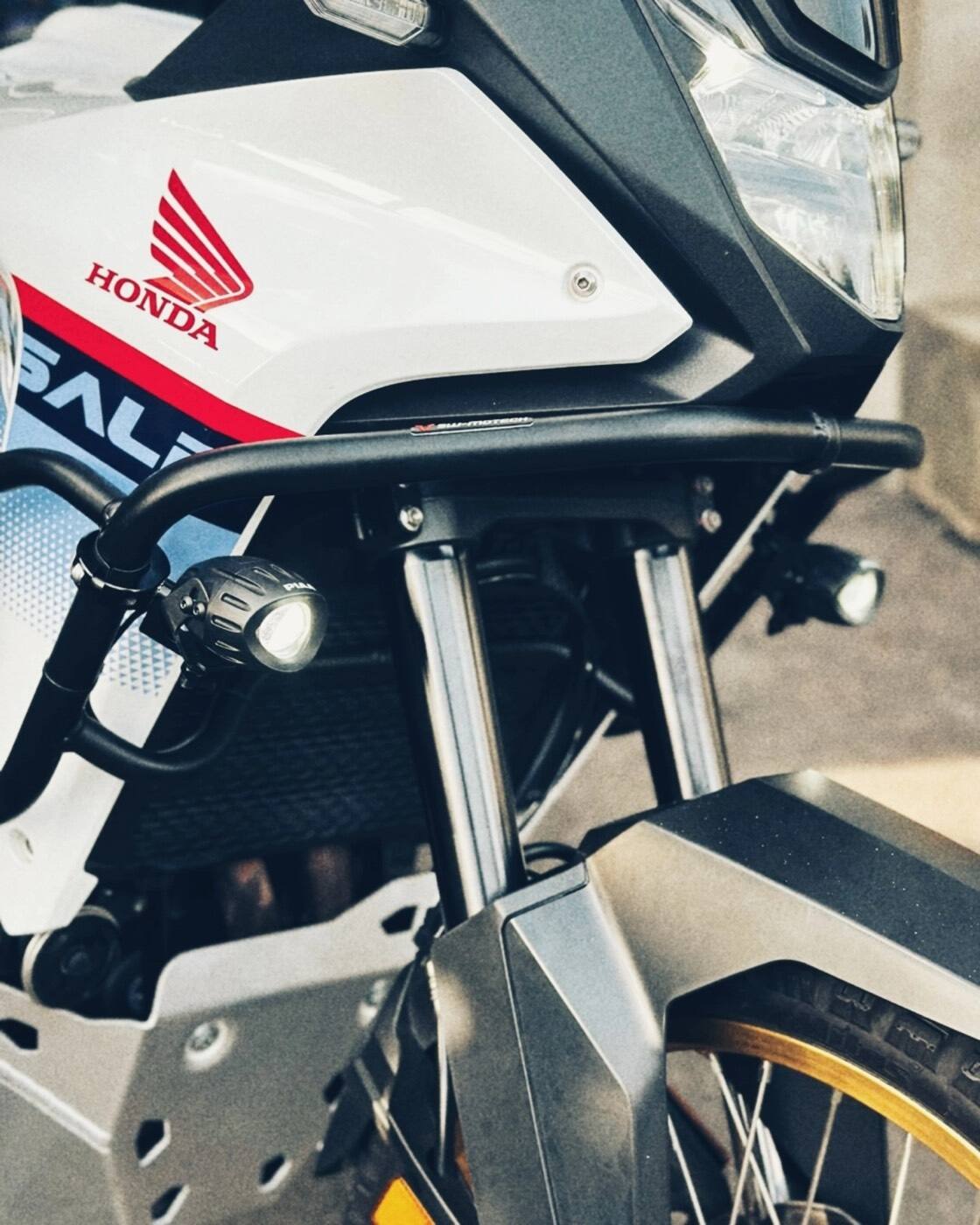 HONDA TRANSALP XL750 PIAA 輔助燈實裝（3/7）