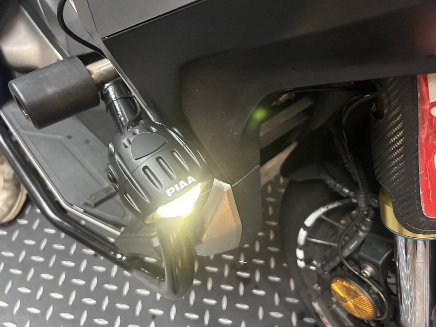 HONDA X-ADV PIAA 輔助燈實裝（2/10）