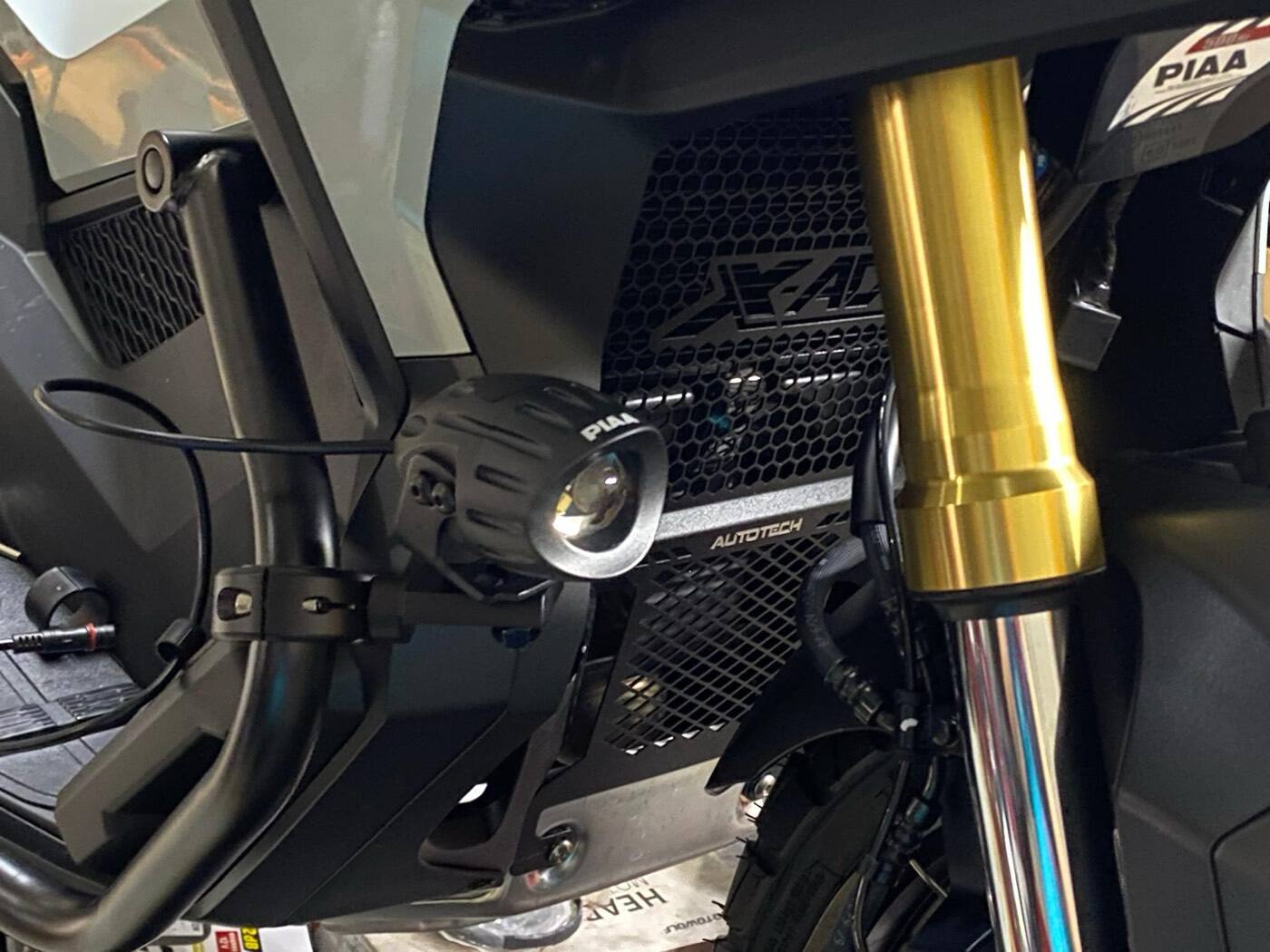 HONDA X-ADV PIAA 輔助燈實裝（4/10）