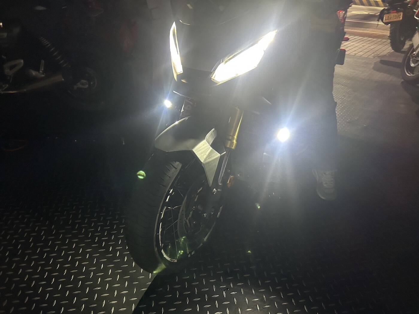 HONDA X-ADV PIAA 輔助燈實裝（9/10）