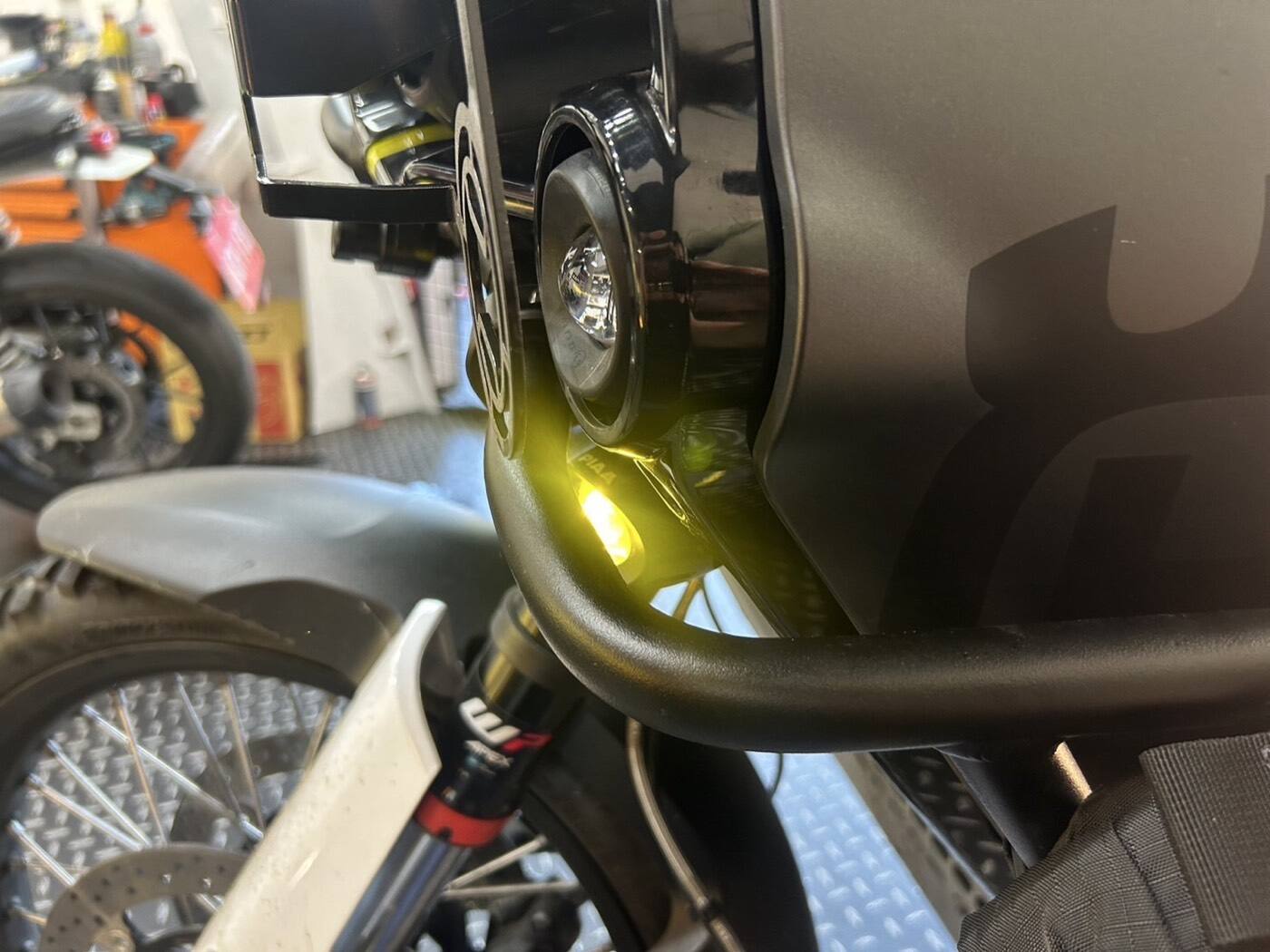HUSQVARNA NORDEN 901 PIAA 輔助燈實裝（2/3）