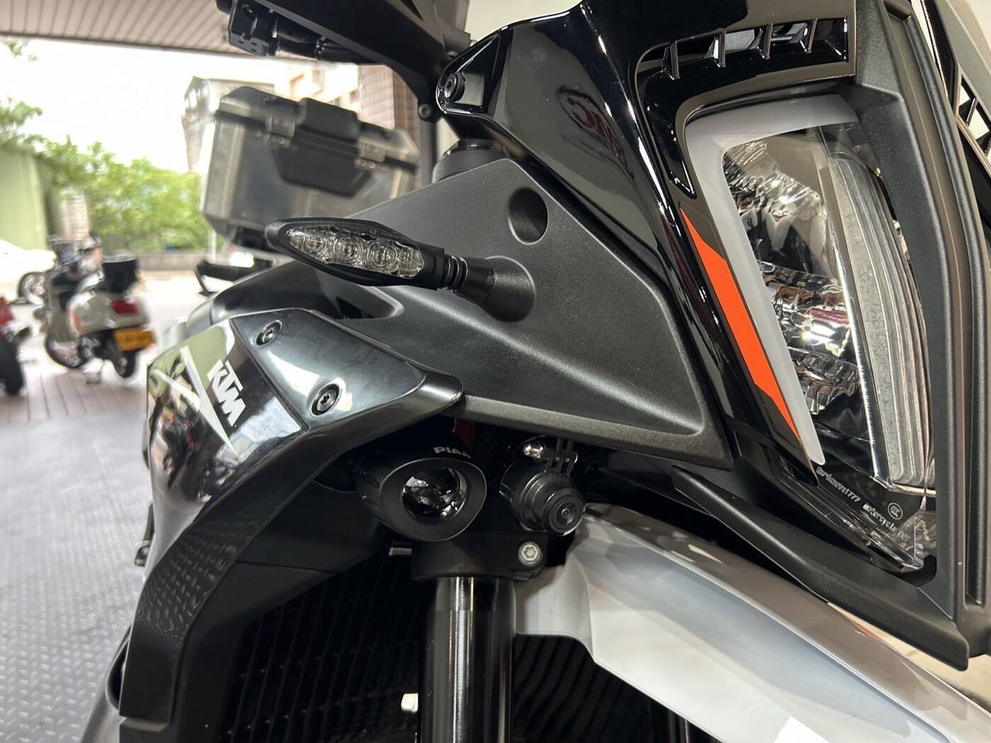 KTM 890 SMT PIAA 輔助燈實裝（2/6）