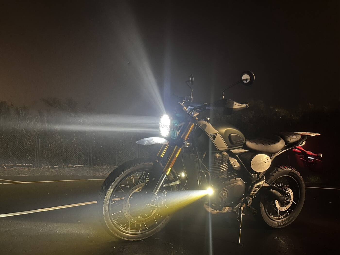 TRIUMPH SCRAMBLER 400X PIAA 輔助燈實裝（2/7）