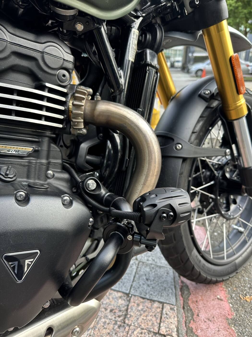 TRIUMPH SCRAMBLER 400X PIAA 輔助燈實裝（3/7）