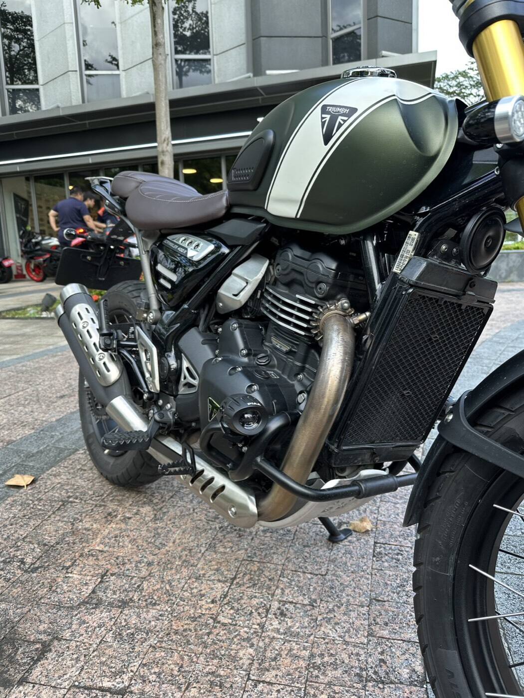 TRIUMPH SCRAMBLER 400X PIAA 輔助燈實裝（4/7）